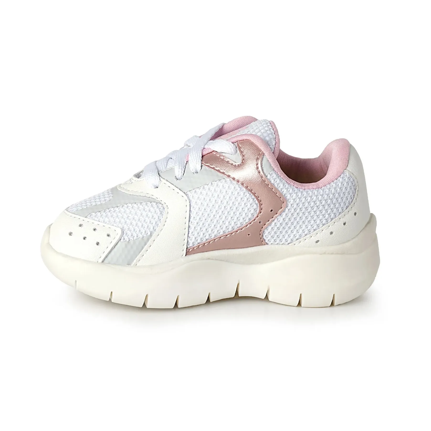 Tênis infantil branco com detalhes rosa visto de lado mostrando o design e sola